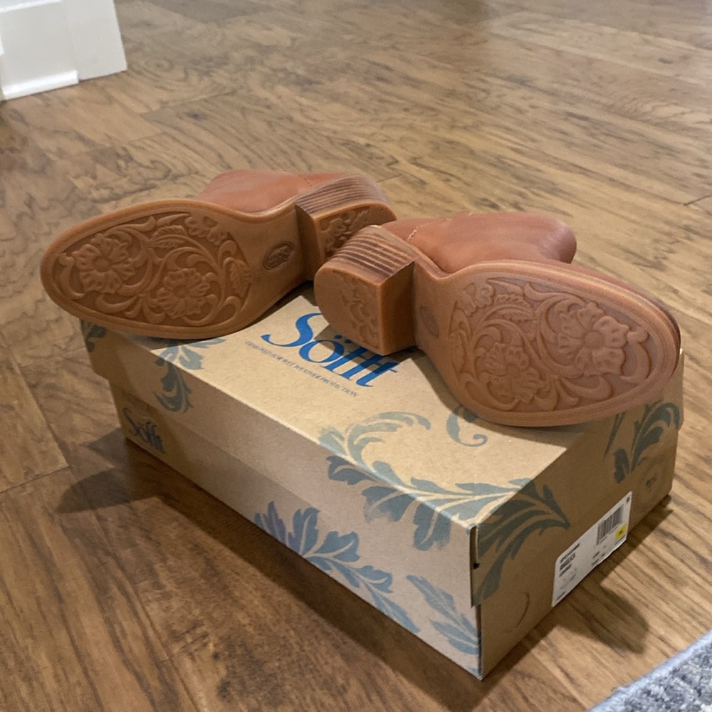 Sofft Angelica Booties. Brown. Size 7 - Picture 2 of 3